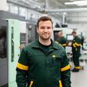 Pieter Smit op de productievloer van een Nederlands bedrijf